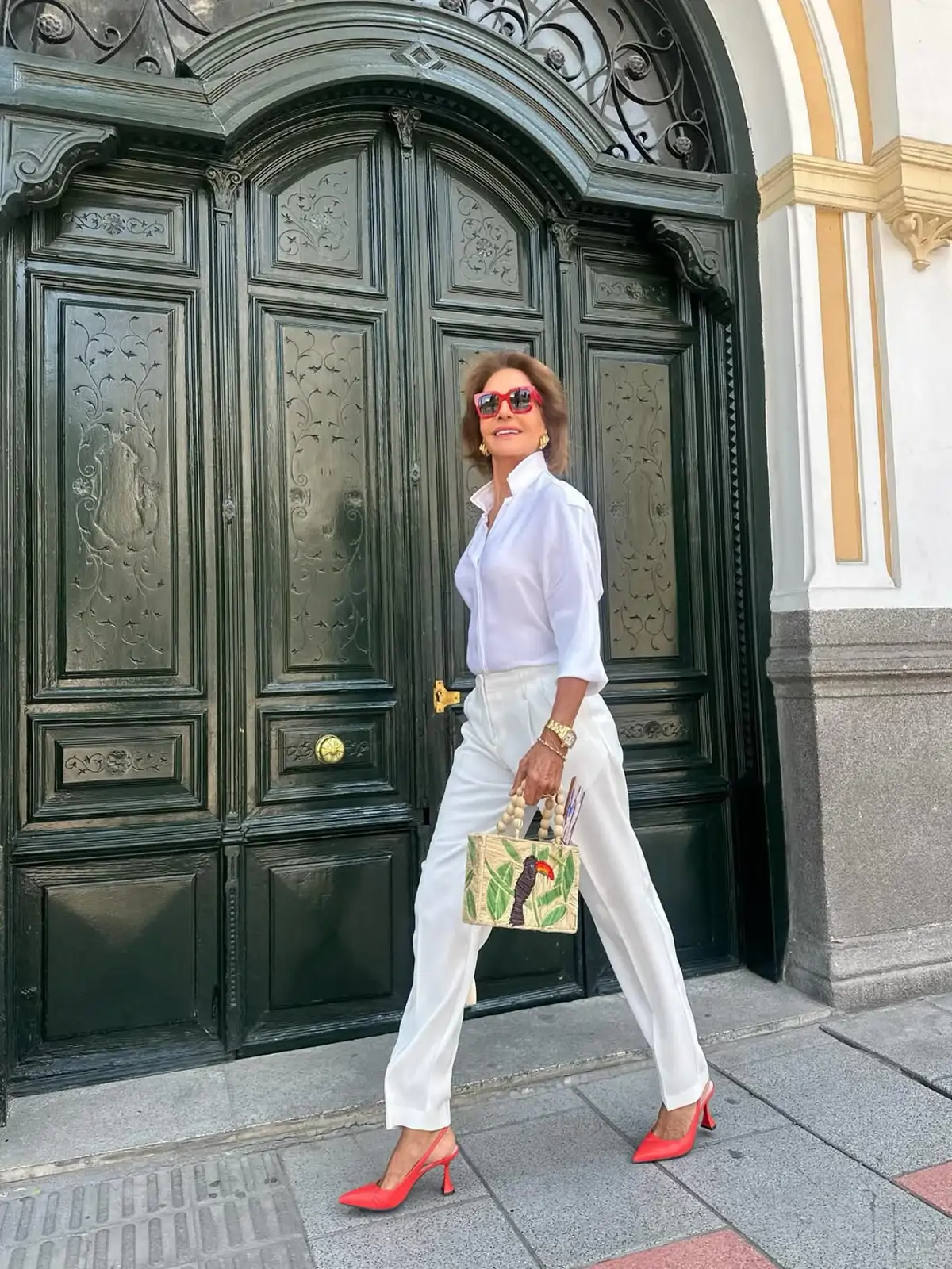 Look pantalones blancos Naty Abascal verano