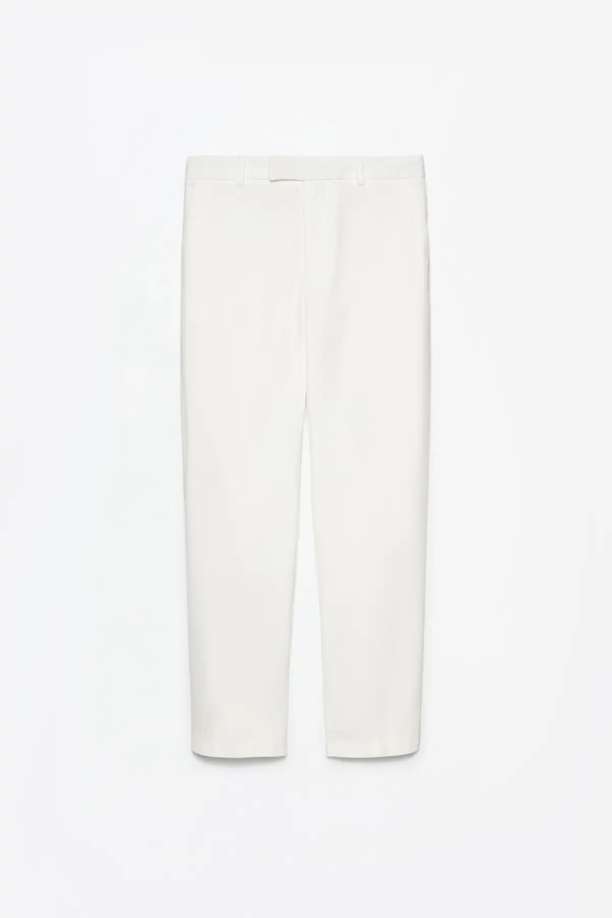 Look pantalones blancos Naty Abascal verano