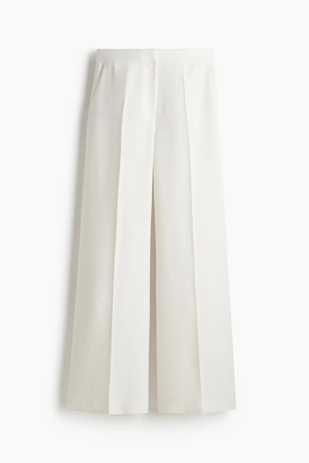 Look pantalones blancos Naty Abascal verano