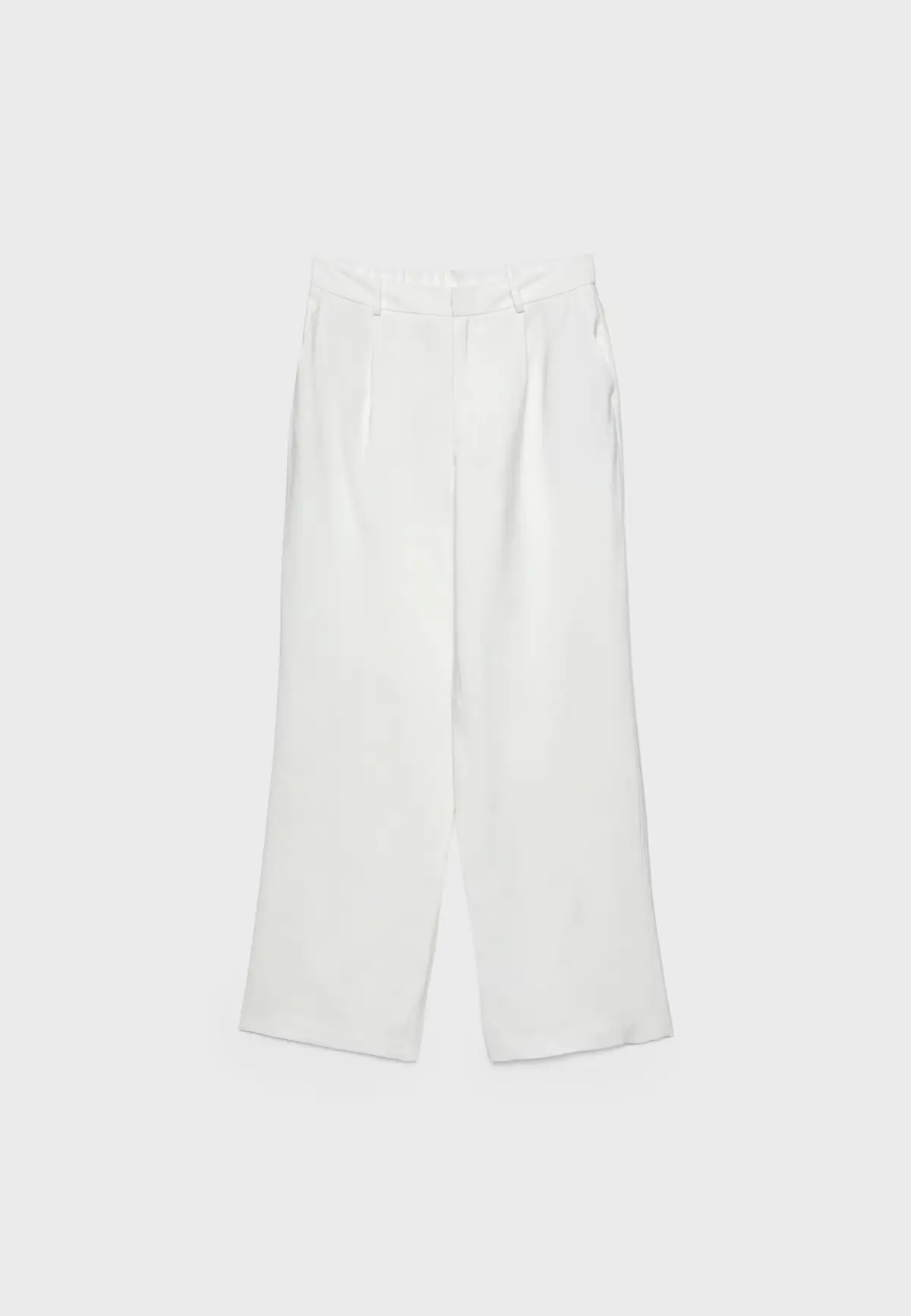 Look pantalones blancos Naty Abascal verano