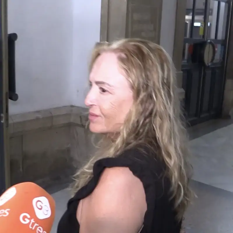 Mari Carmen Ortega Cano y su marido Aniceto, compungidos, llegan a Cádiz ante el último adiós a Michu: "Todo muy complicado"