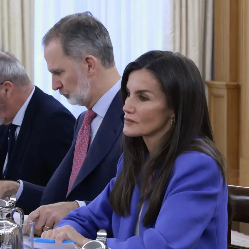 La reina Letizia, ideal con su traje de chaqueta de lino de El Corte Inglés, el uniforme de verano fresquito para las +50 más prácticas