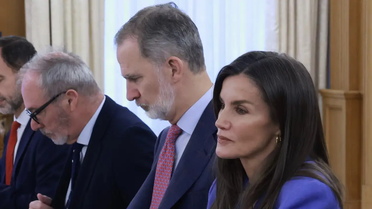 La reina Letizia, ideal con su traje de chaqueta de lino de El Corte Inglés, el uniforme de verano fresquito para las +50 más prácticas