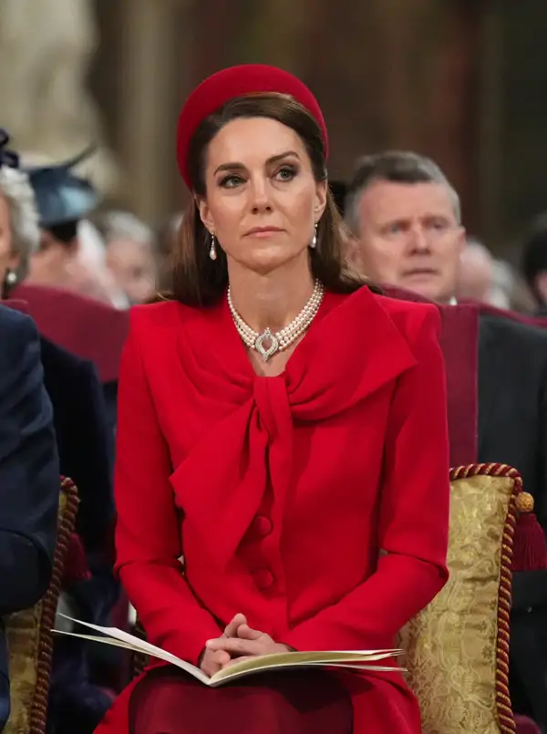 Una experta en protocolo avisa sobre los trabajadores de Guillermo y Kate Middleton: "Deben caminar en dirección contraria para no coincidir visualmente con un miembro de la realeza"
