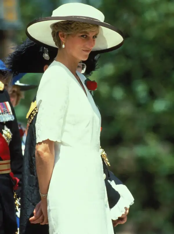 Zara se rinde a Lady Di: el precioso vestido blanco y otras prendas nuevas que reinterpretan sus looks más icónicos (y, sí, son ideales para este verano)