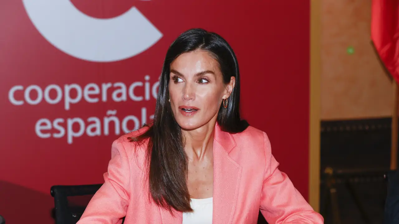 La reina Letizia lo tiene claro: sus pantalones tobilleros color coral son ideales para ir elegante, fresquita y estilizada todo el verano