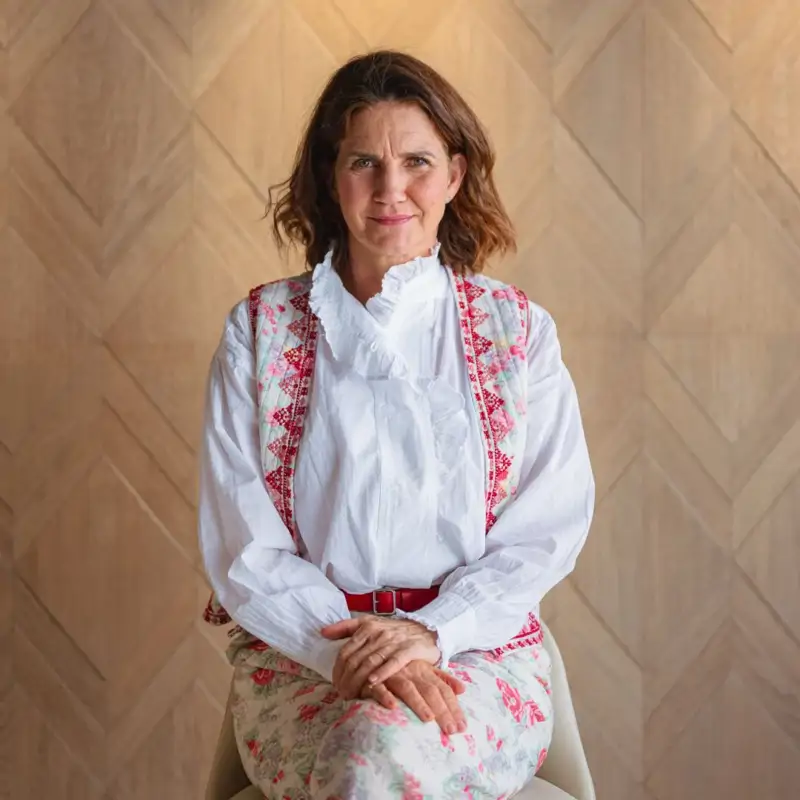 Entramos en la cocina de Samantha Vallejo-Nágera (MasterChef): con muchos armarios de almacenaje, una despensa abierta con cristales y las paredes decoradas con cuadros