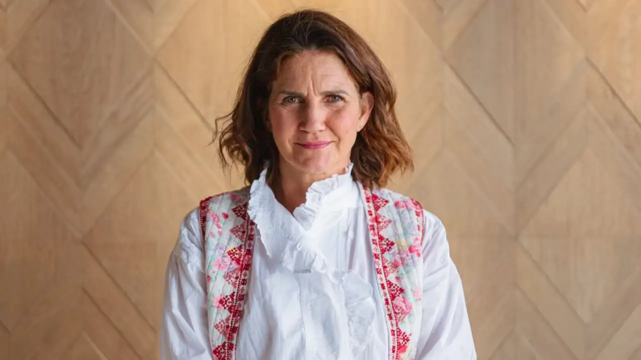 Entramos en la cocina de Samantha Vallejo-Nágera (MasterChef): con muchos armarios de almacenaje, una despensa abierta con cristales y las paredes decoradas con cuadros