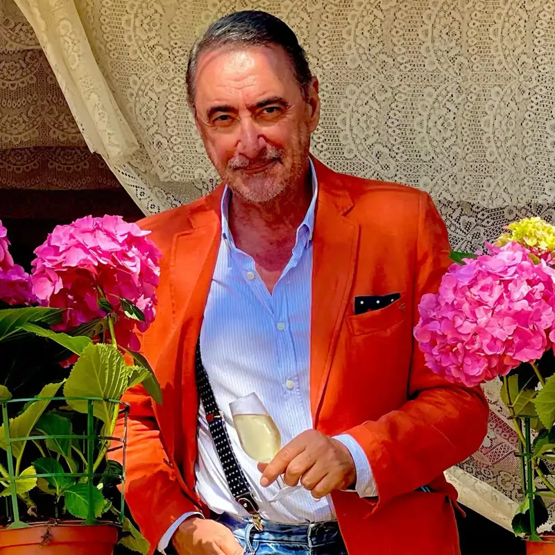 El jardín de lujo del casoplón de Carlos Herrera en Sanlúcar de Barrameda: abierto al mar, con toques mediterráneos y cama balinesa