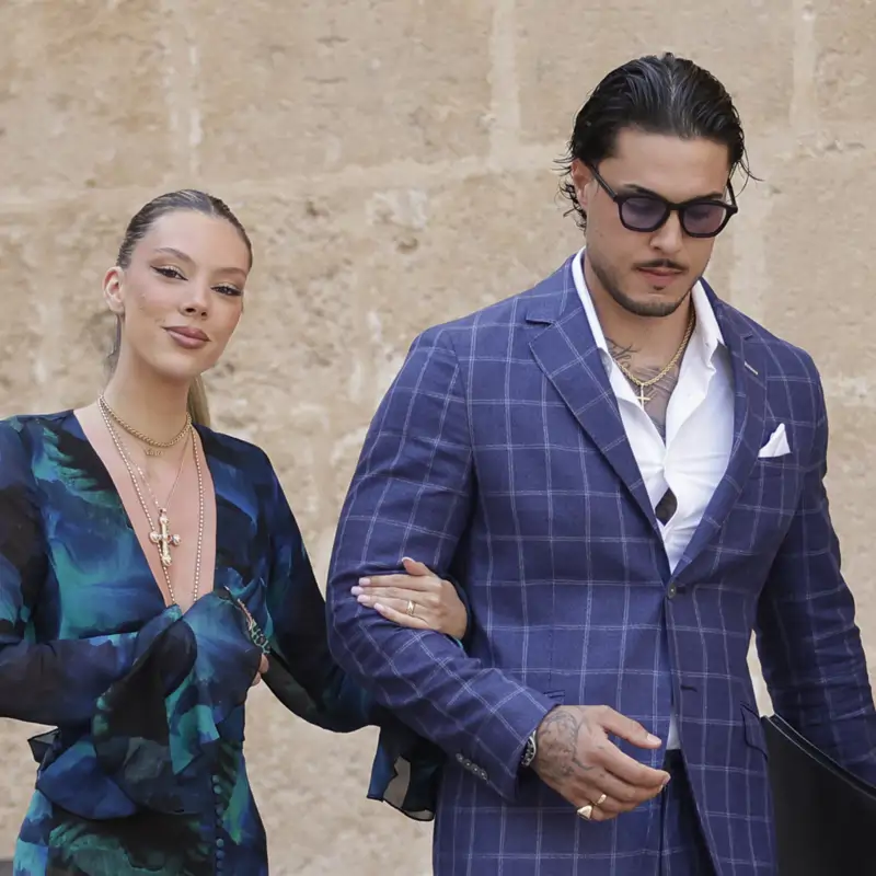 Alejandra Rubio y Carlo Costanzia, relajados junto a su hijo y Mar Flores en Ibiza mientras Terelu está a miles de kilómetros