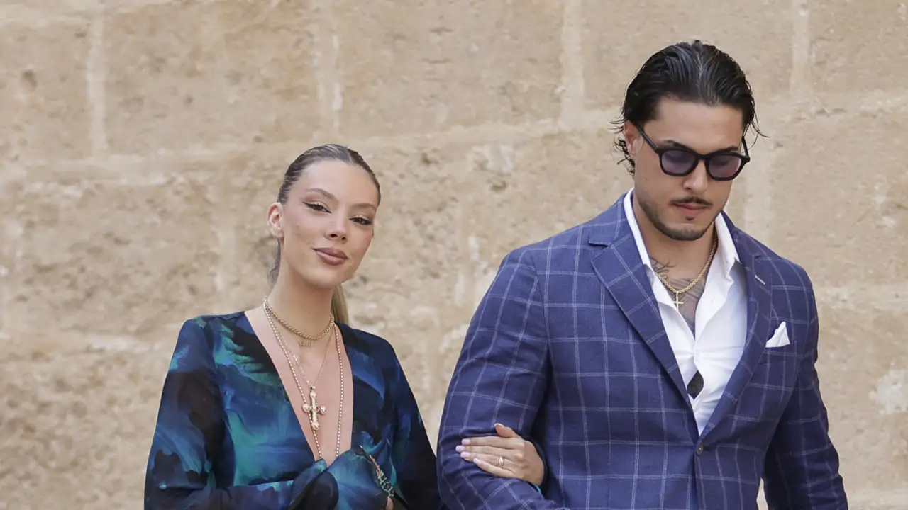 Alejandra Rubio y Carlo Costanzia, relajados junto a su hijo en sus vacaciones en Ibiza con Mar Flores mientras Terelu está a miles de kilómetros
