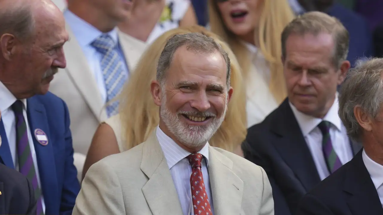 El rey Felipe VI vuelve Wimbledon por todo lo alto: su encuentro con los Windsor, el apoyo a Carlos Alcaraz y el estilismo que ha acaparado todas las miradas