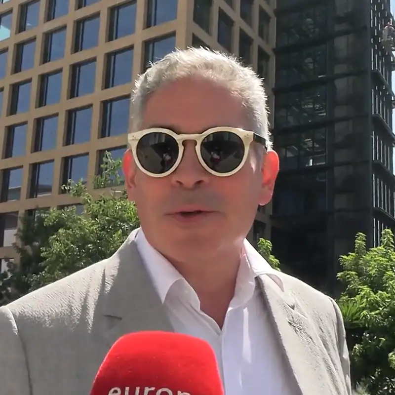 Boris Izaguirre, cabizbajo en su llegada al funeral de Toni Cruz: “Ha sido muy importante para nosotros”