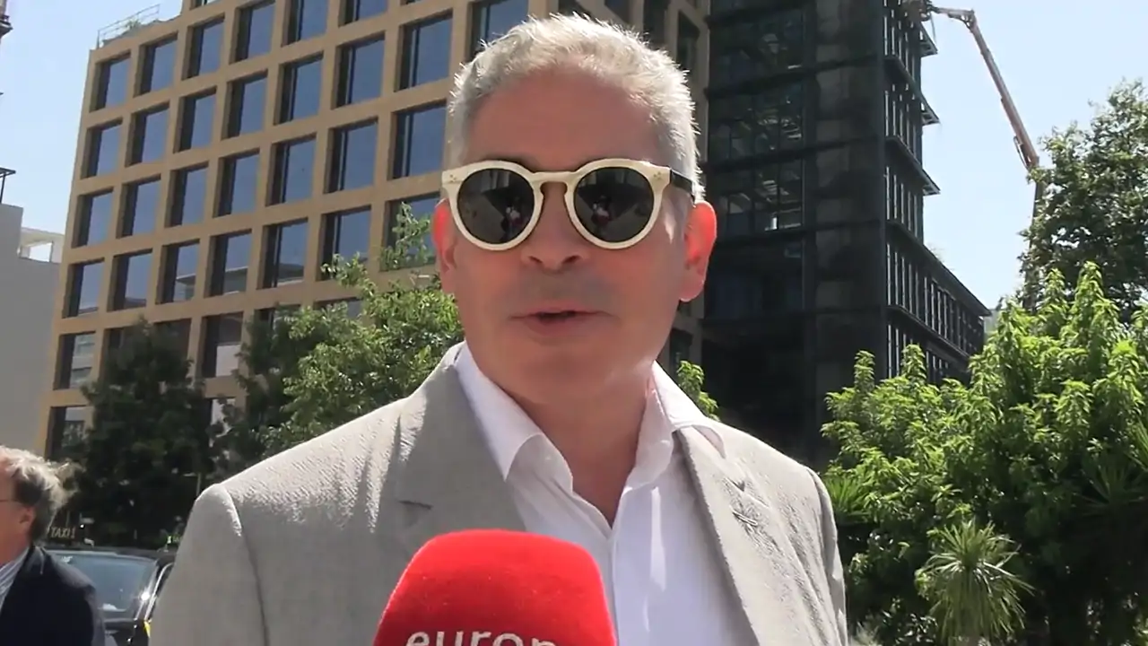 Boris Izaguirre, cabizbajo en su llegada al funeral de Toni Cruz: “Ha sido muy importante para nosotros”