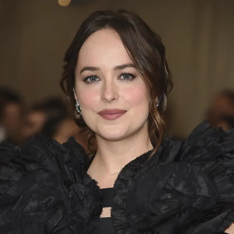 Dakota Johnson (35 años): "Un día mi abuela me miró mientras me ponía máscara en las pestañas y me dijo, «baja el espejo, mira hacia abajo y aplícala desde la raíz»"