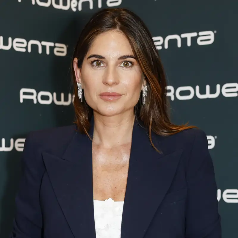 Si tuviera 40 años compraría la blusa con manguita que Lourdes Montes lleva para verano: fresca, elegante y muy fácil de combinar