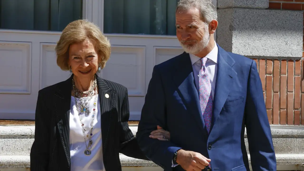 Pilar Eyre, experta en Casa Real, advierte: “La primera noche Juan Carlos y  Sofía rompieron la cama”