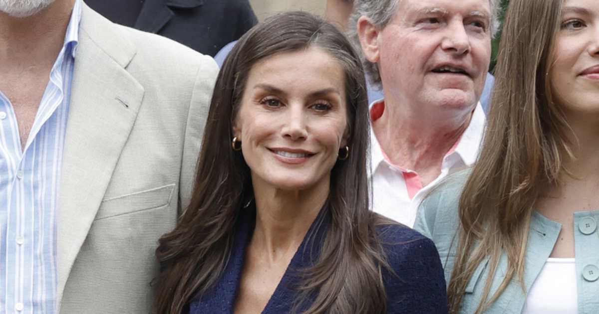 La reina Letizia se despide de Girona con un estreno: el traje de tweed azul que fascina a las mujeres +50 más clásicas y elegantes