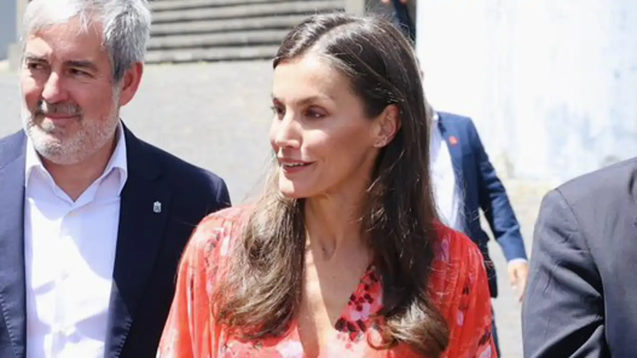 La reina Letizia hace un parón en Tenerife y enamora con el vestido floral más fresco y veraniego: el favorito de las  mujeres +50 más elegantes
