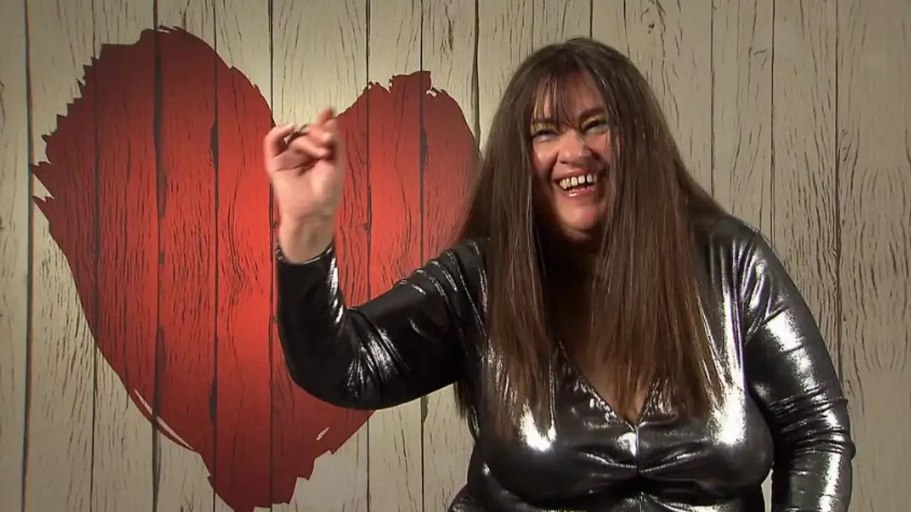 El numerito con el que una excéntrica comensal de 'First Dates' espanta a  su cita: "Es una friki total"