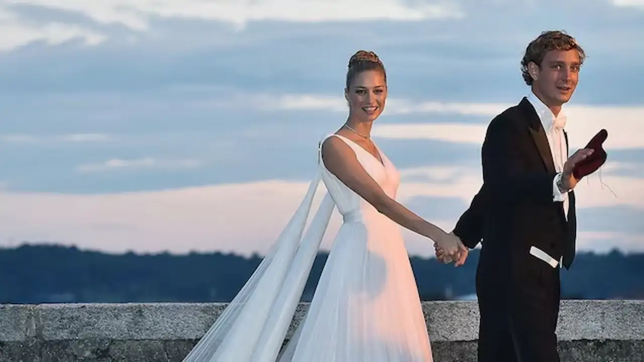 Beatrice Borromeo y Pierre Casiraghi celebran su 10º aniversario de boda:  cinco vestidos, una isla y 500 invitados, image size:1280x720