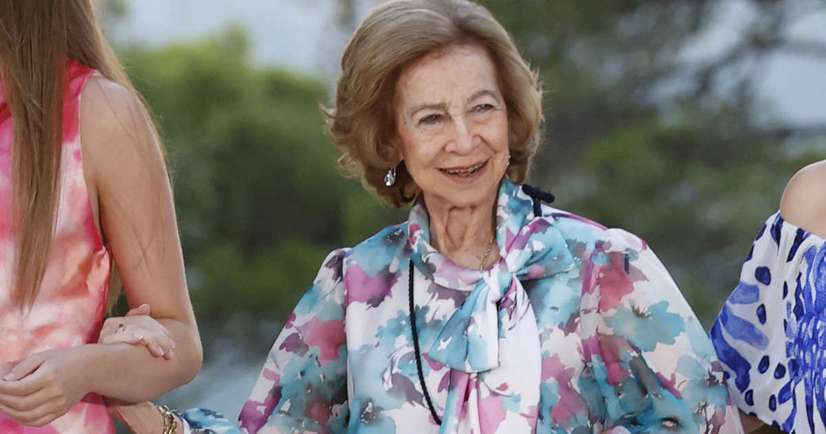 La reina Sofía, arropada por Leonor y Sofía, reaparece sonriente en Mallorca  con el conjunto satinado más veraniego