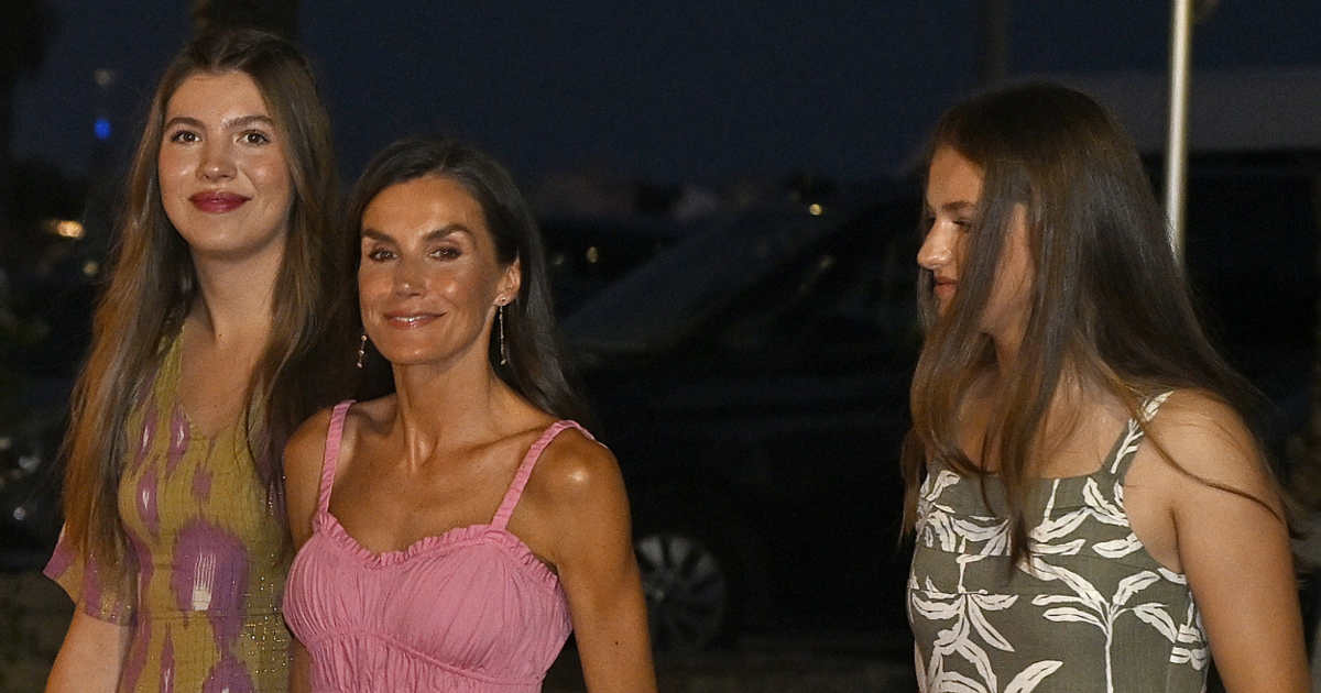 La reina Letizia marca el camino a Leonor y Sofía: el poderoso gesto que  pasó desapercibido en su última noche en Mallorca
