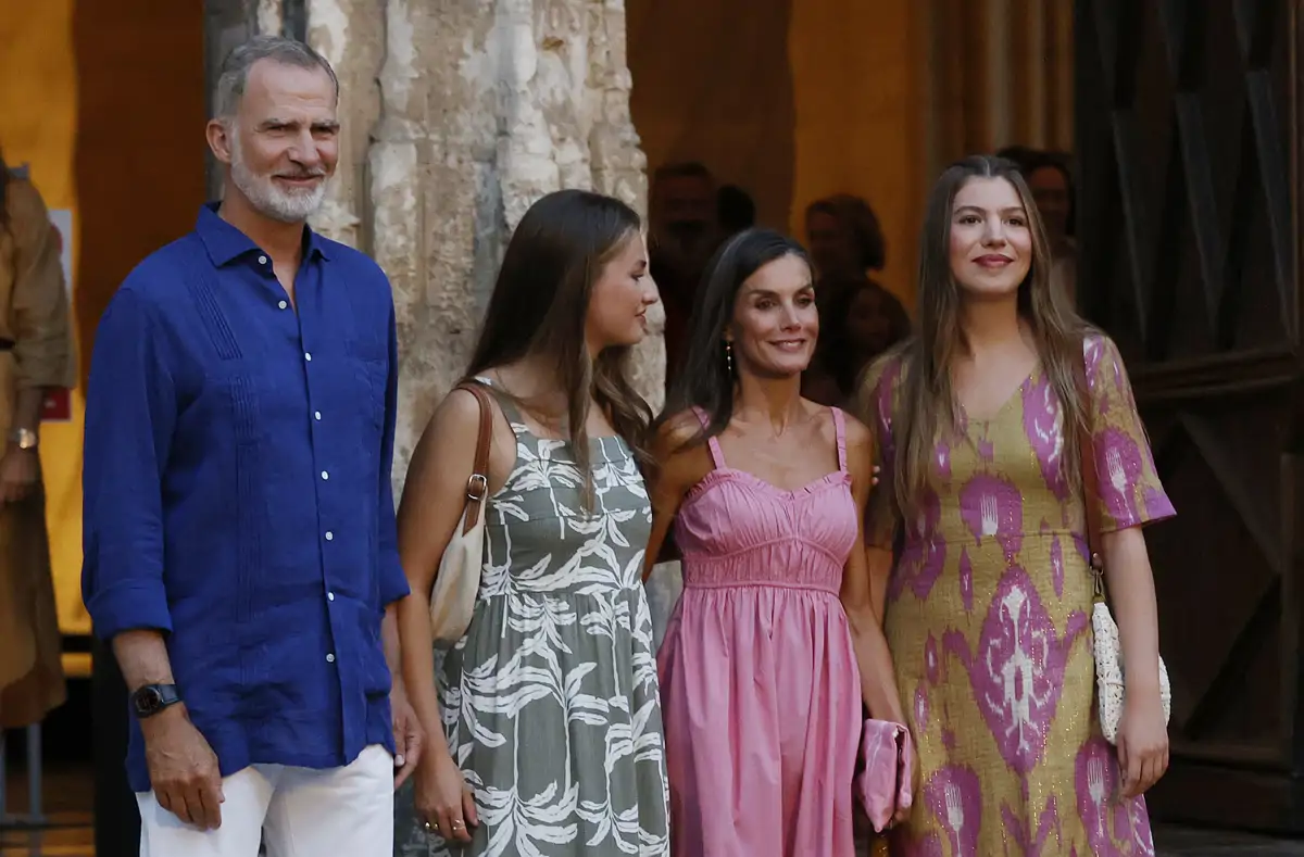 La reina Letizia marca el camino a Leonor y Sofía: el poderoso gesto que  pasó desapercibido en su última noche en Mallorca