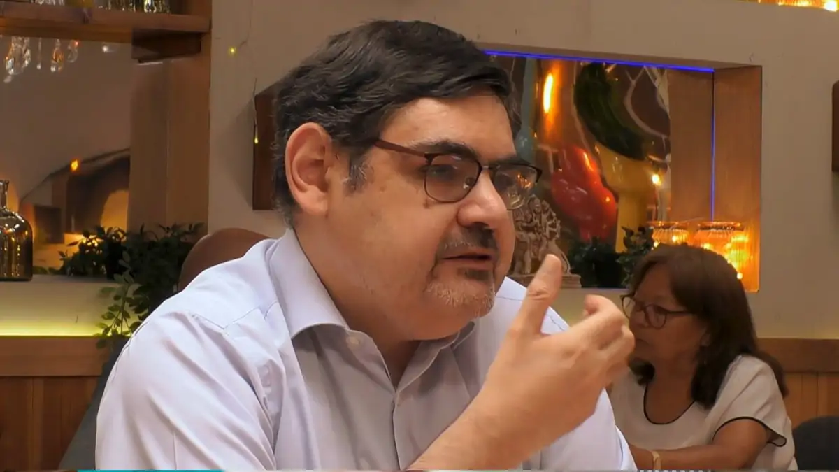 Un madrileño de 49 años deja a su cita muda en 'First Dates' al confesar su gran problema: “Sé que soy guapo, pero no me lo acabo de creer”