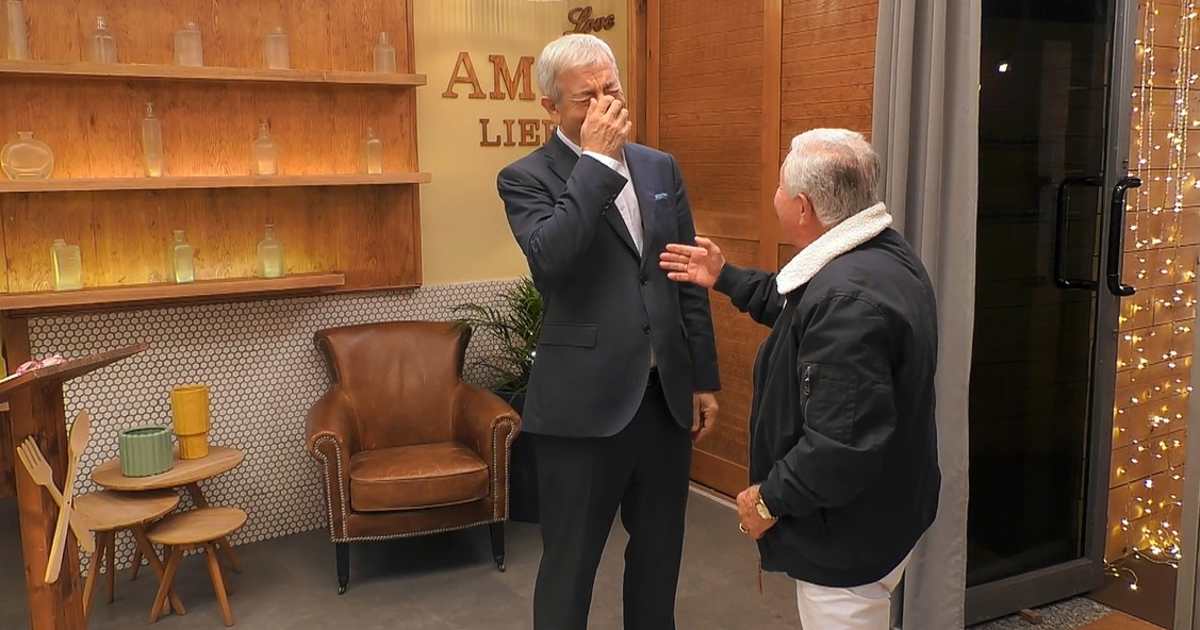 Carlos Sobera, obligado a frenar en seco 'First Dates' por un ataque de risa